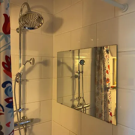 Bed & Breakfast Caravan Stadstuin Let Op De Badkamer Moet Met Andere Gasten Gedeeld Worden