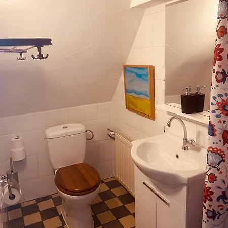 Bed & Breakfast Caravan Stadstuin Let Op De Badkamer Moet Met Andere Gasten Gedeeld Worden *