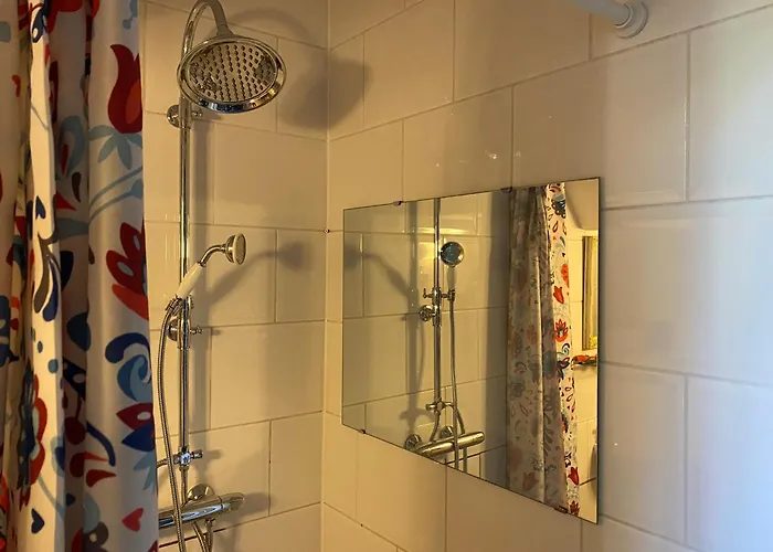 Bed and breakfast Caravan Stadstuin Let Op De Badkamer Moet Met Andere Gasten Gedeeld Worden